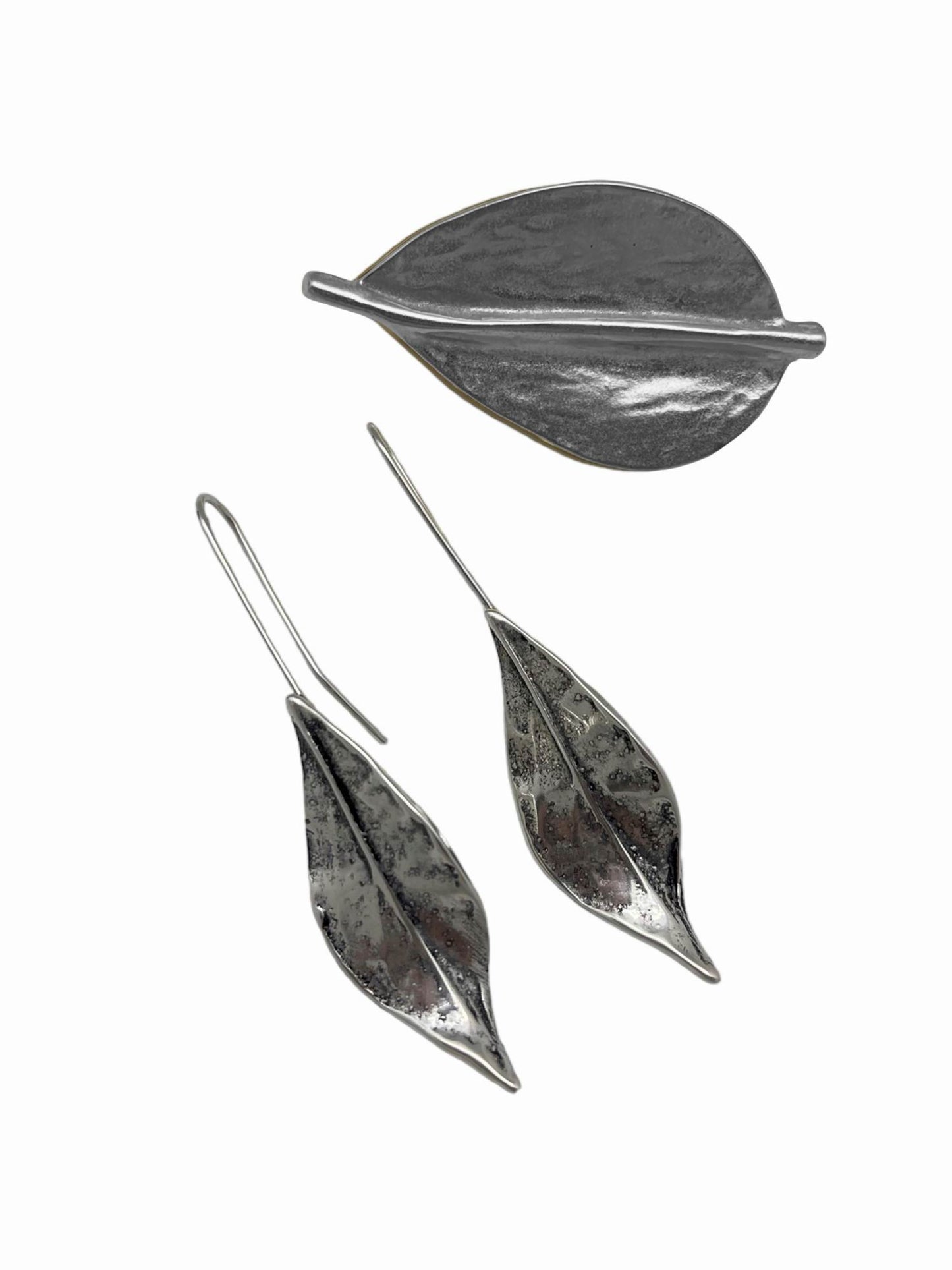 Conjunto broche y pendientes de hoja con gancho en plata 7-10 micras