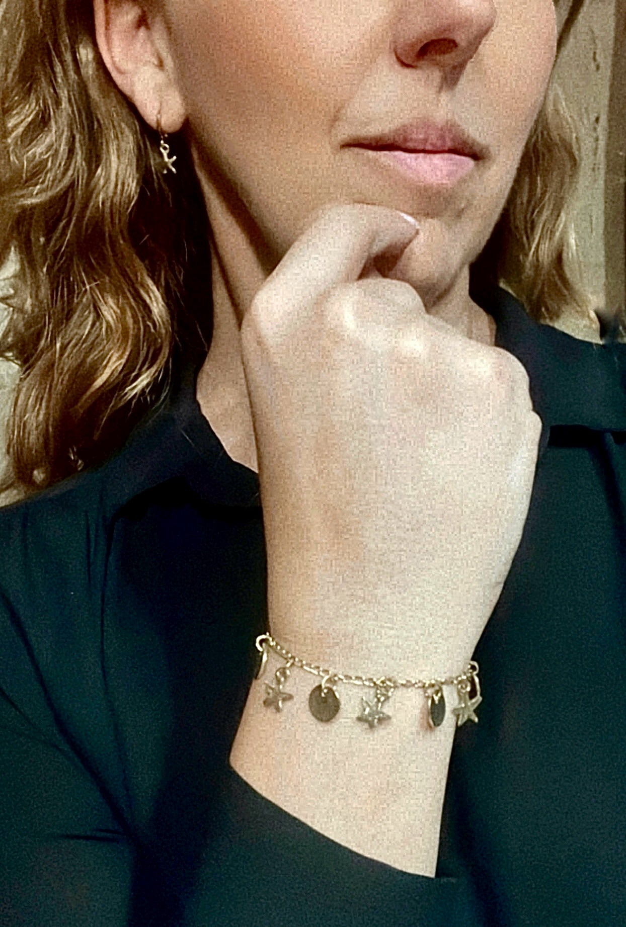 Conjunto estrella, pulsera charms y pendiente aro en dorado