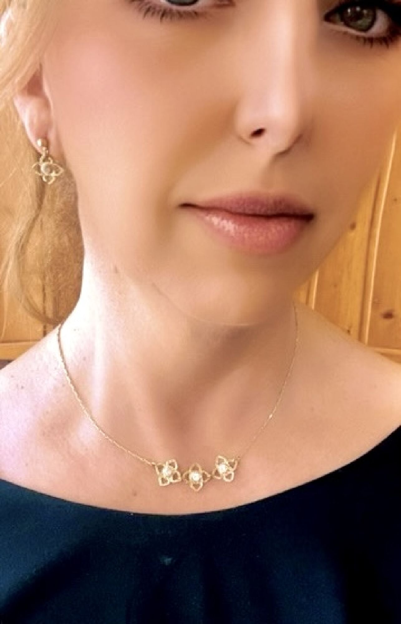Pulseira elástica com pérolas e moedas de prata