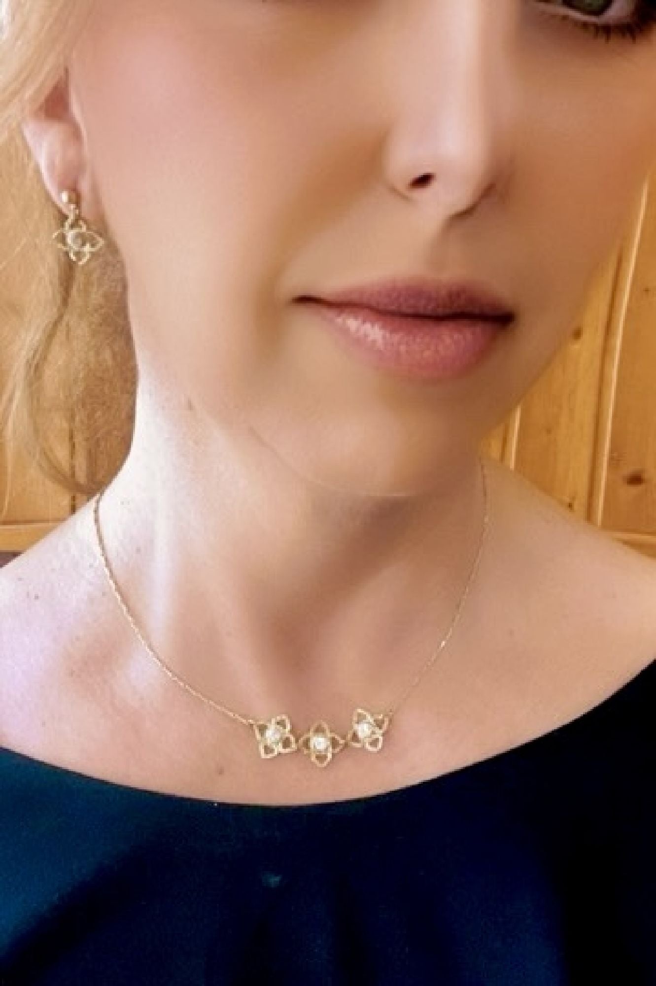 Pulseira elástica com pérolas e moedas de prata