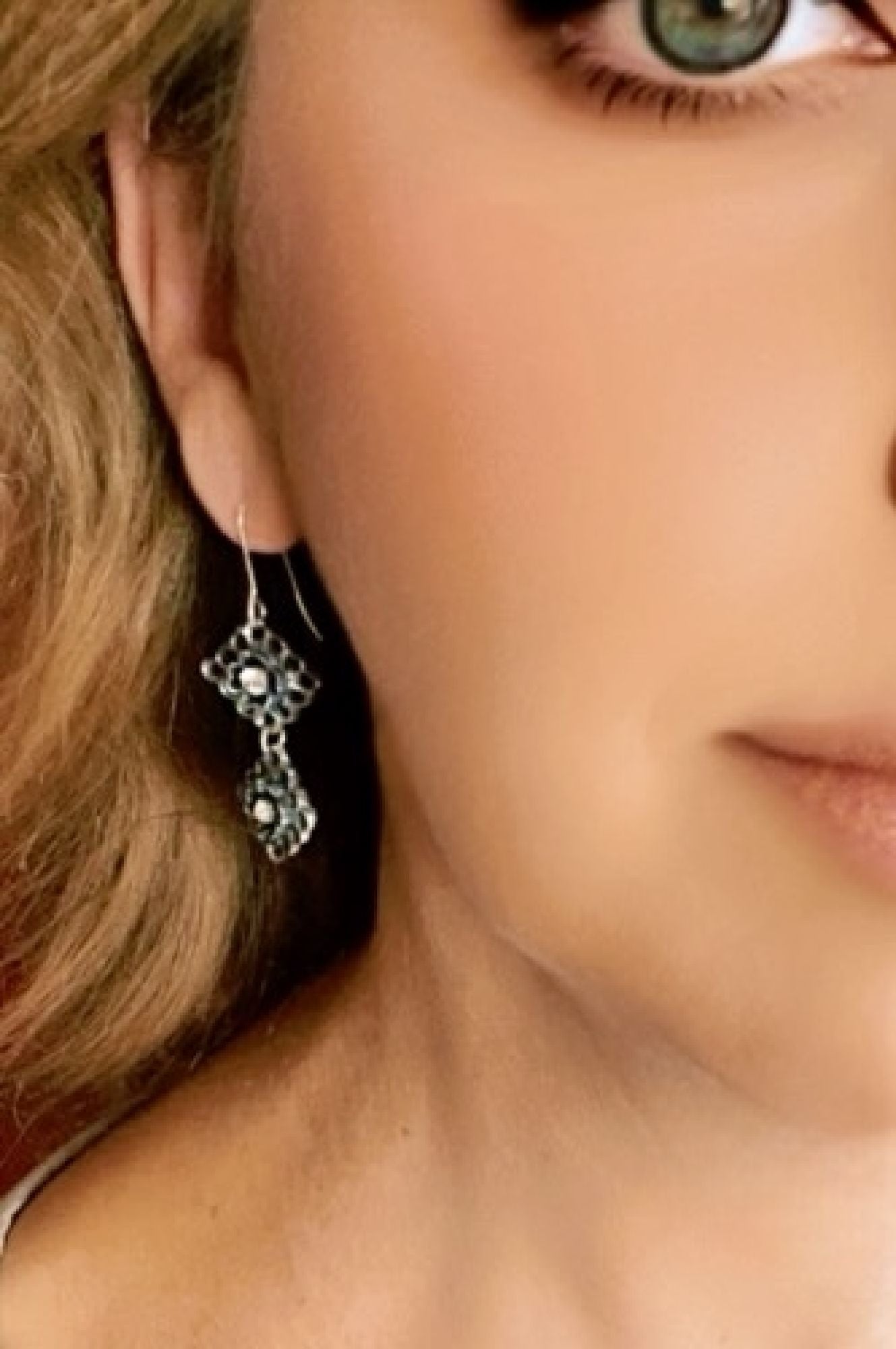 Pulseira elástica com pérolas e moedas de prata