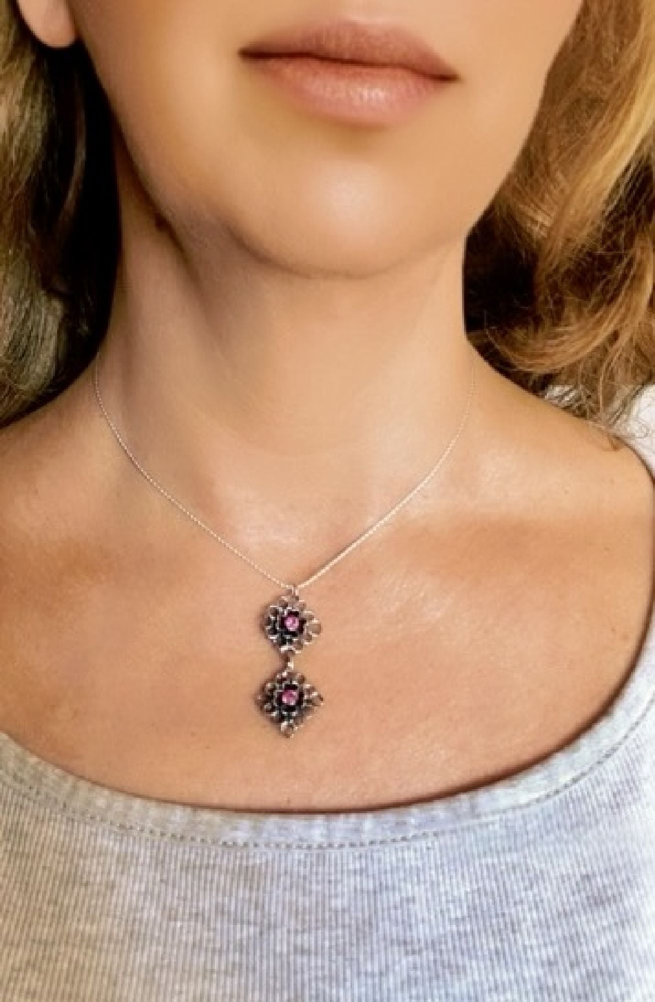 Pulseira elástica com pérolas e moedas de prata