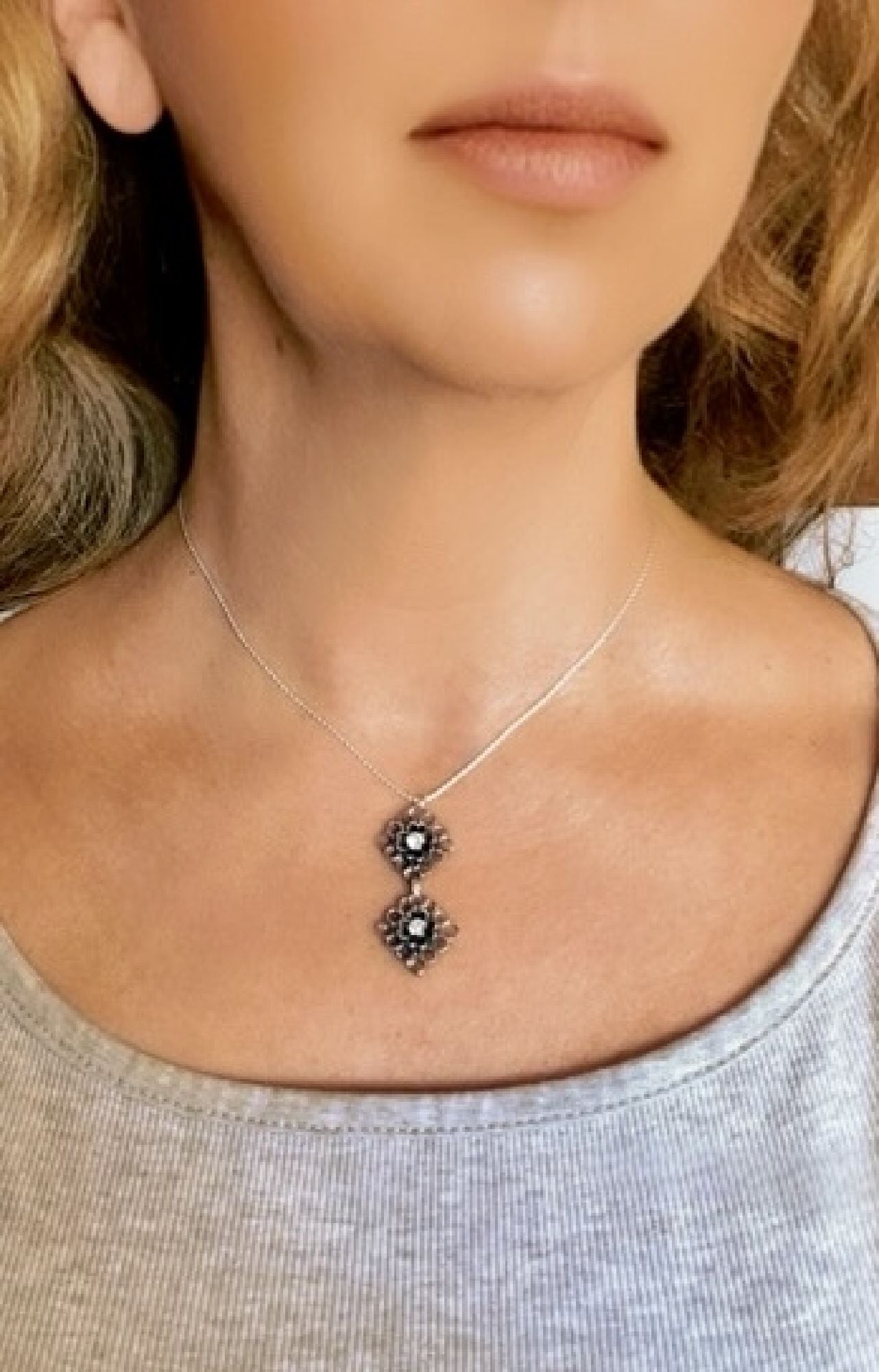 Pulseira elástica com pérolas e moedas de prata