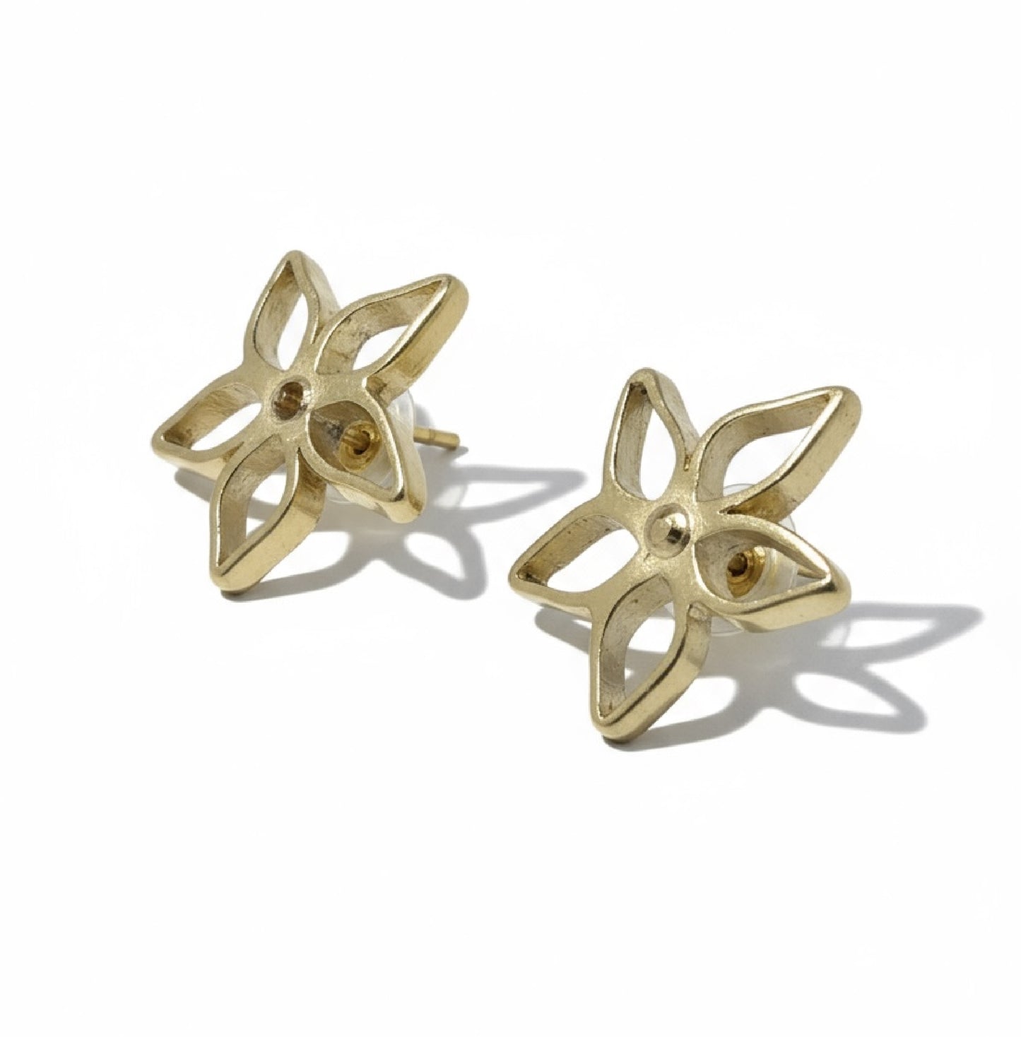 Pendiente botón dorado flor Gloria Mago diseño moda calidad