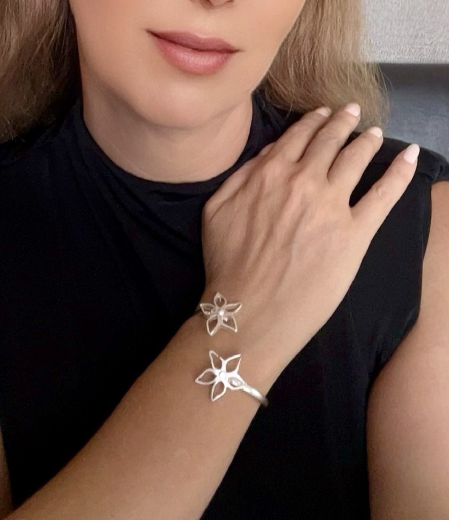 Pulsera brazalete doble flor lat
on chapado plata de ley Gloria Mago diseño Madrid exclusivo