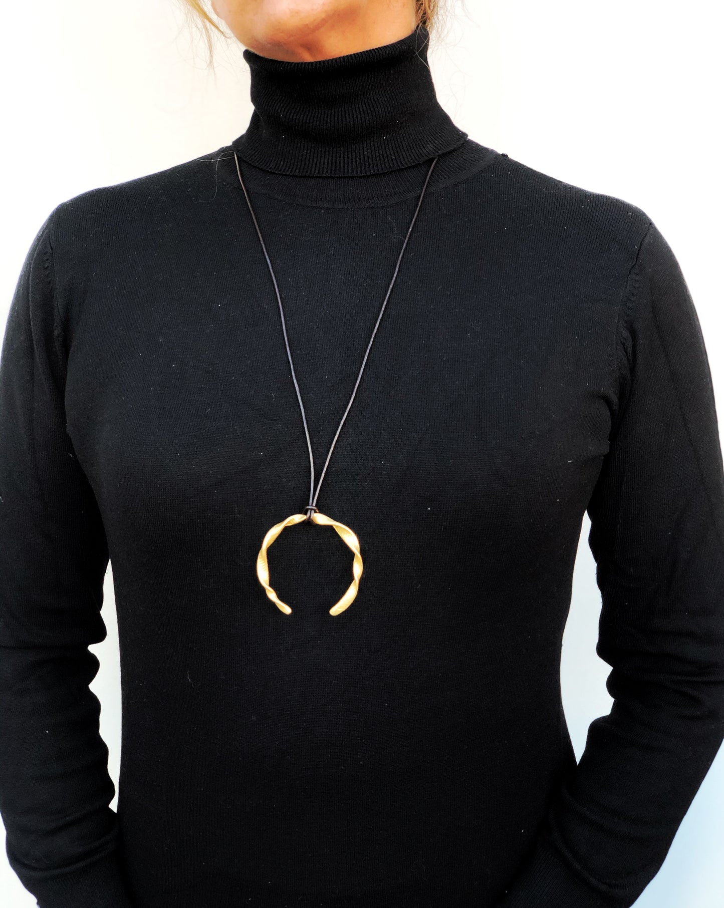 Collar largo cuero rizado y luna 80cm