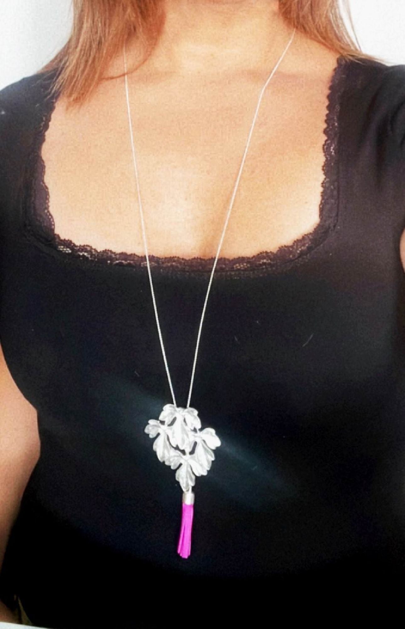 Collar largo hojas y flechos plata-fuschia