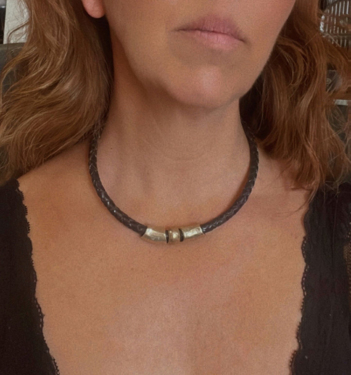 Collar cuero trenzado dorado