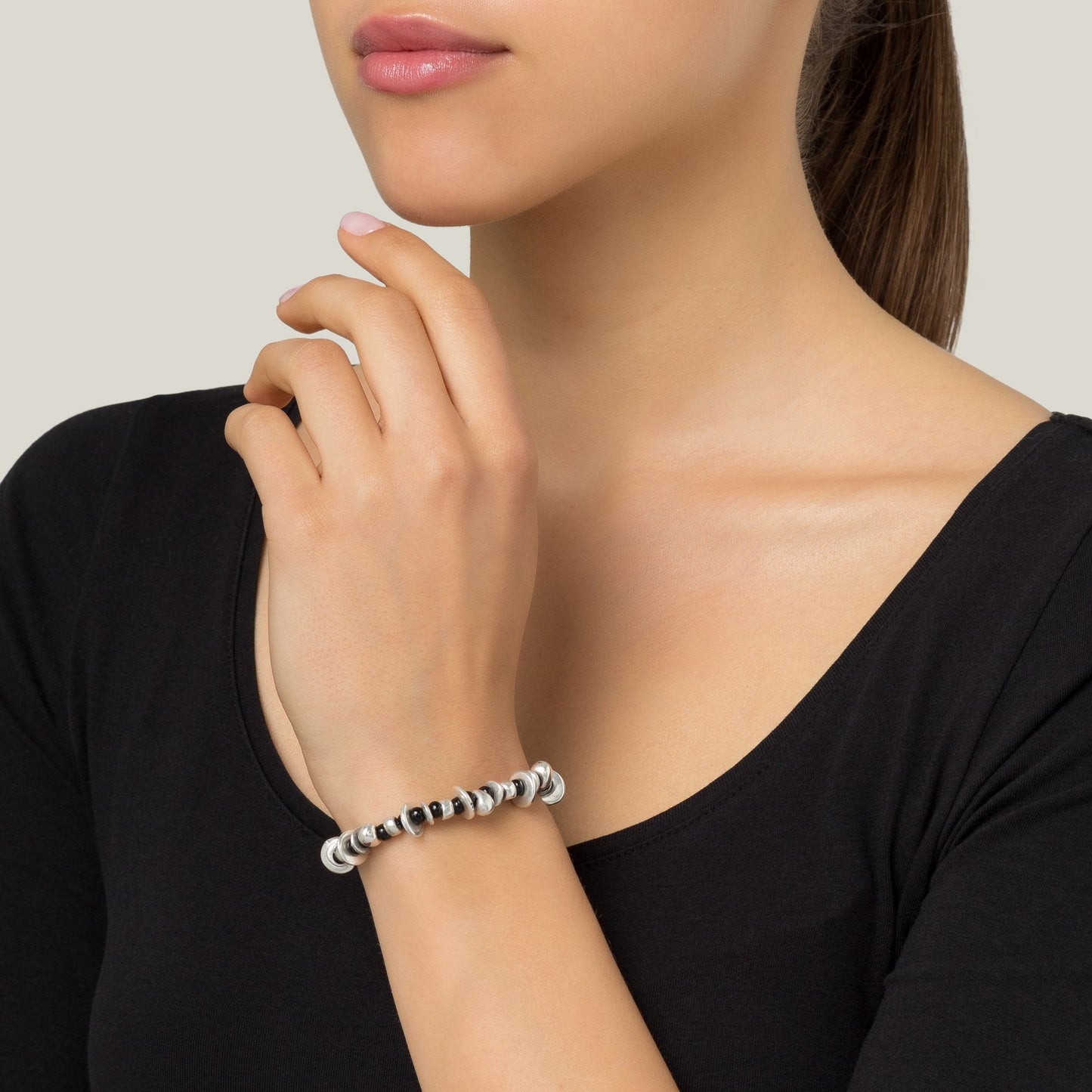 Pulseira de couro preto e banho de prata - cristais pretos