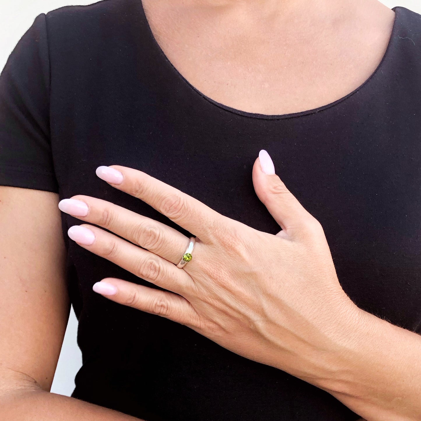 Anel solitário de prata esterlina com cristal Swarovski verde oliva