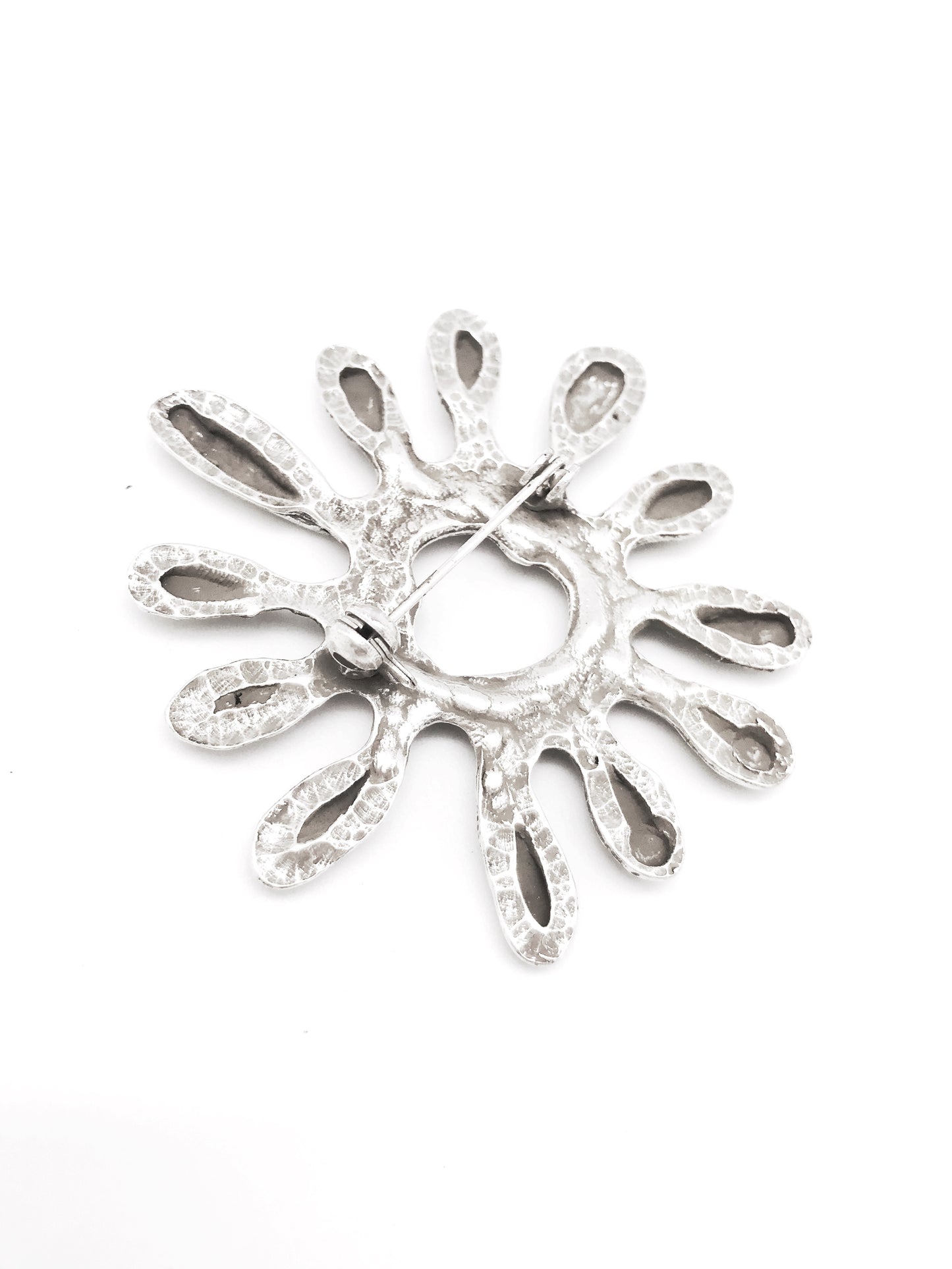 Broche plata redondo irregular zamak chapado 5.5cm