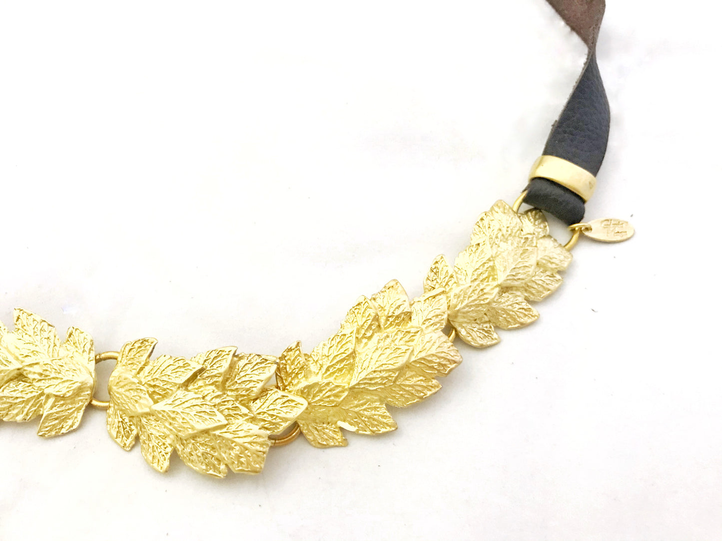 Cinturón espiga en dorado y piel marrón.