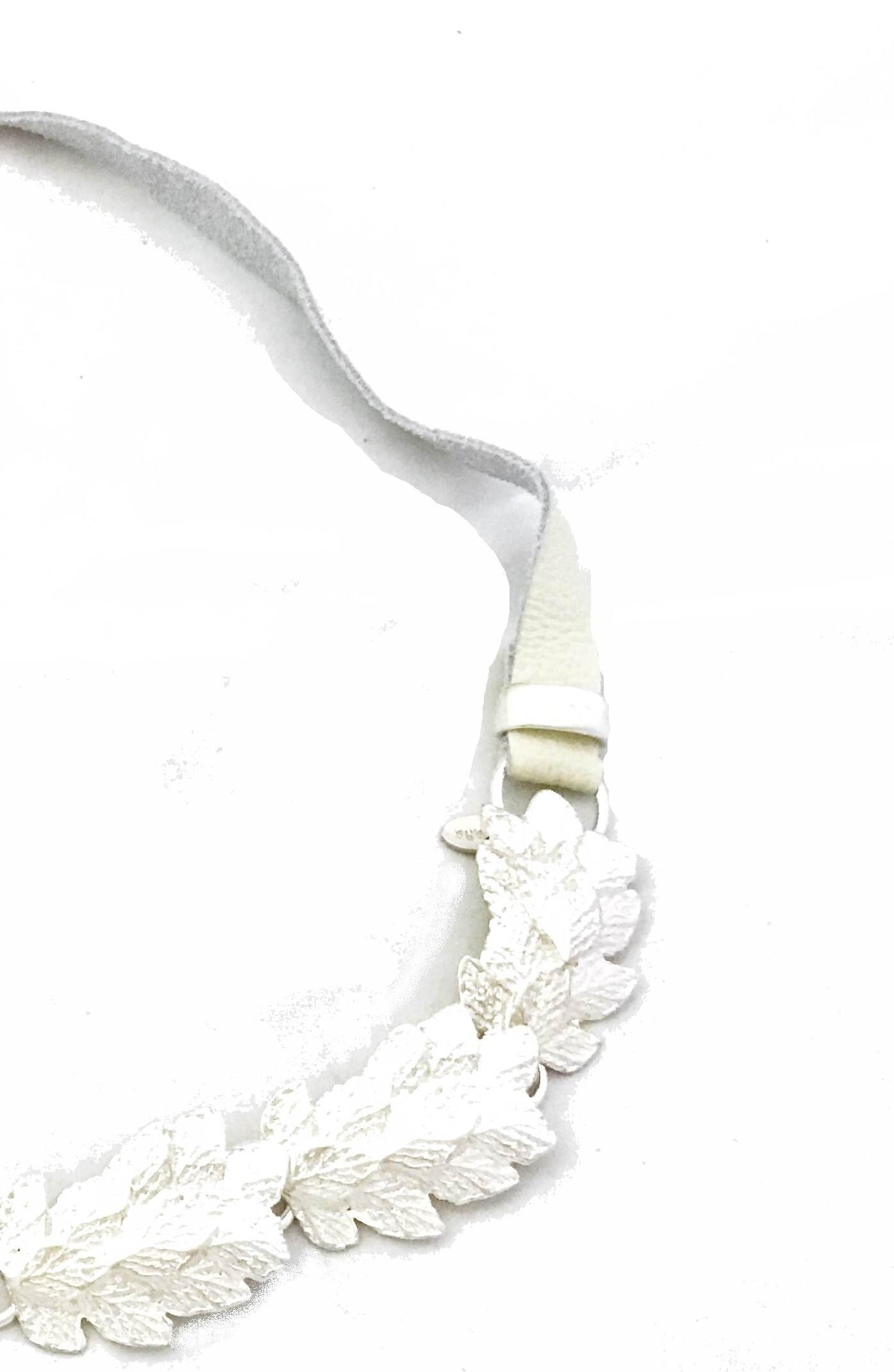 Cinturón espiga en plata chapado y piel blanco roto
