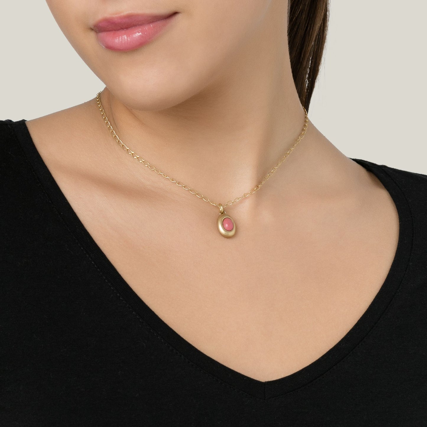Colar pingente dourado bordô