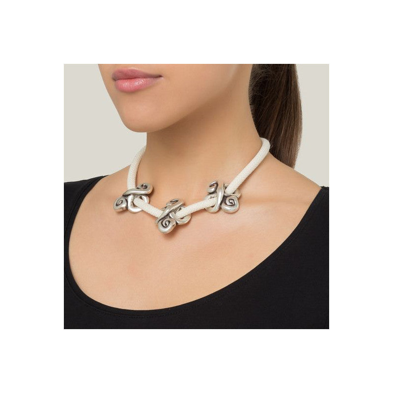 Collar en cordón y metal plateado