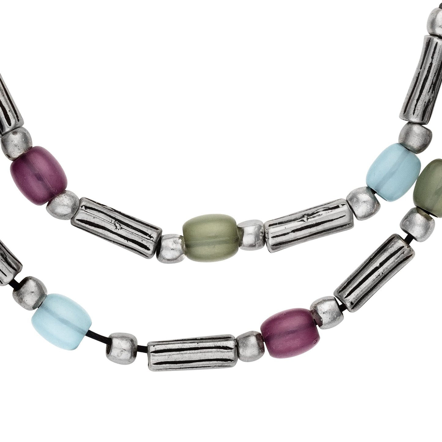 Gargantilha em resinas pretas banhadas a prata