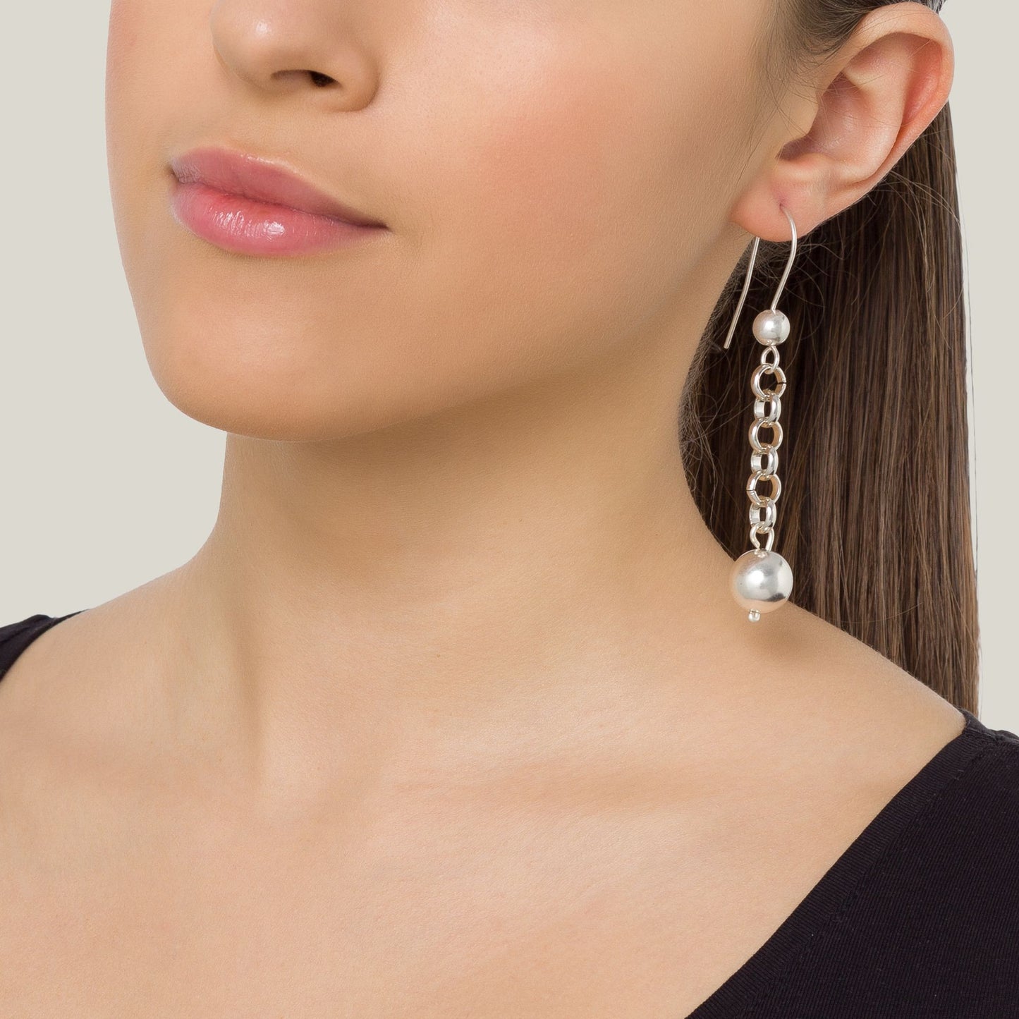 Brinco longo de bola banhado a prata