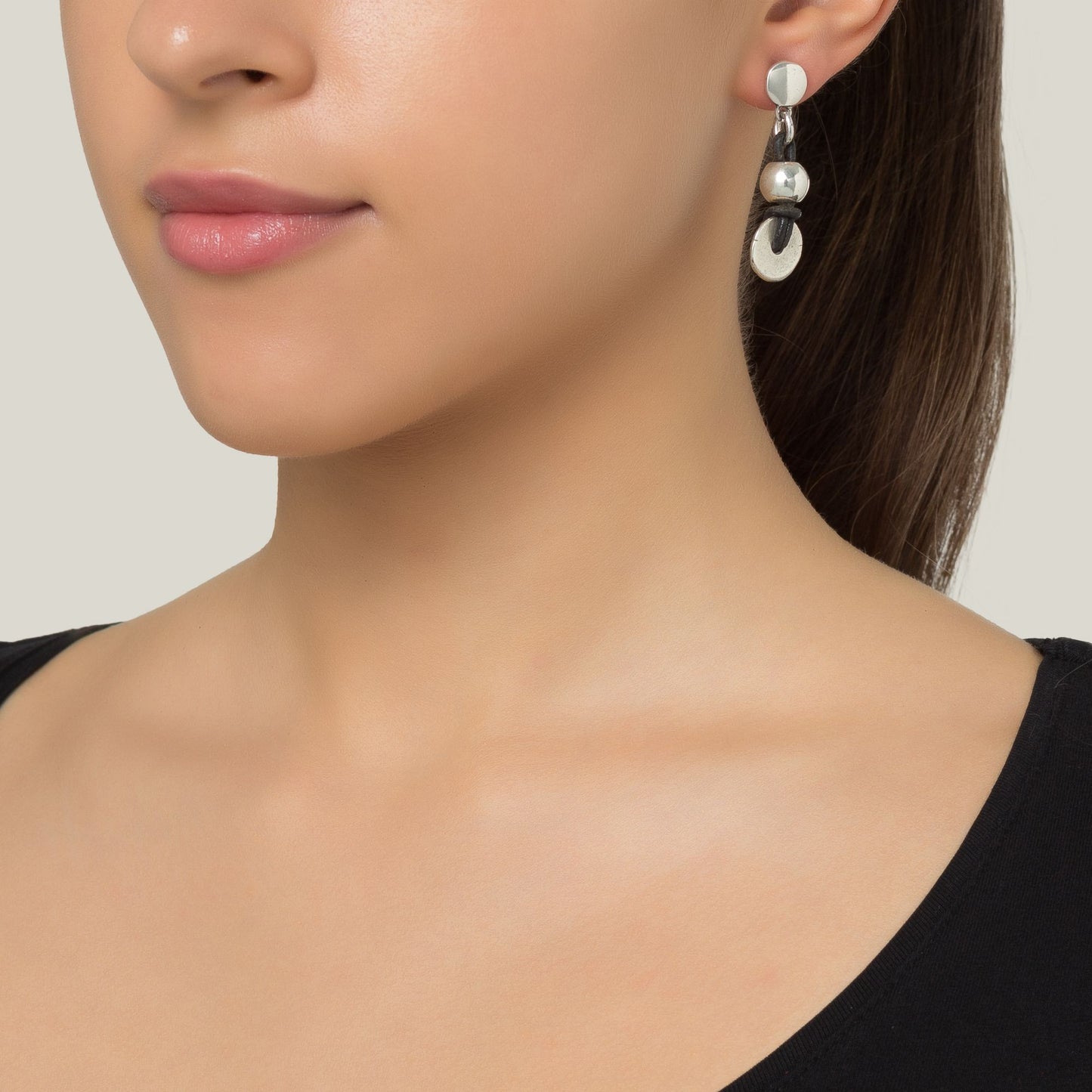Silver black plated leather earring "basic"