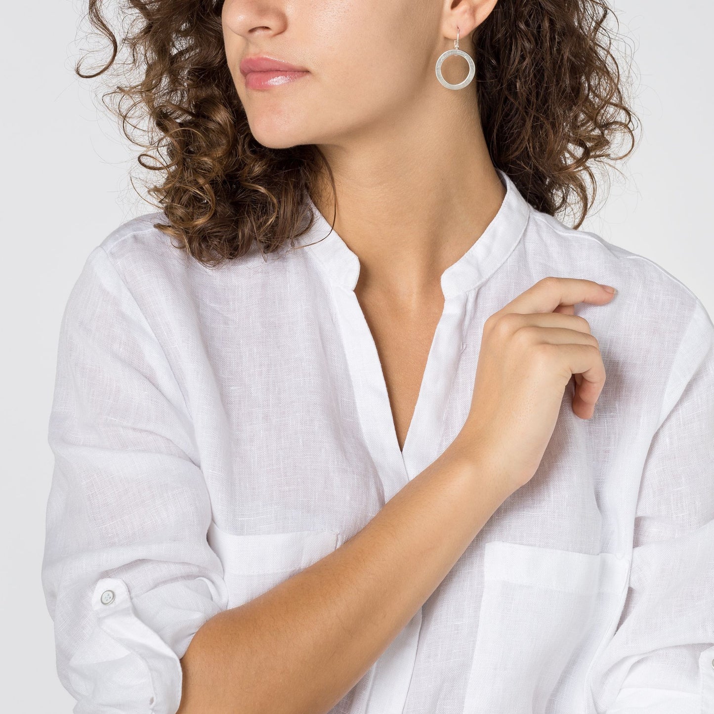 Brinco de argola de prata em forma de besta