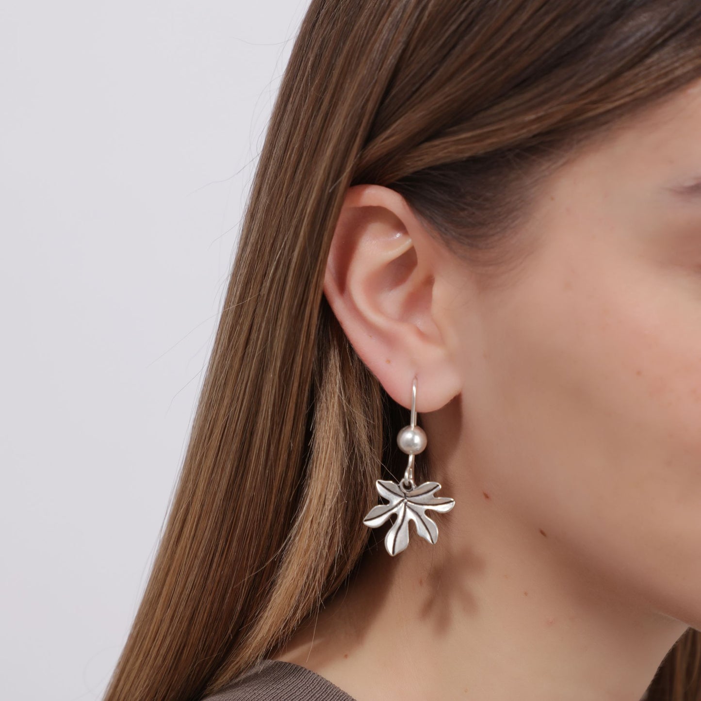 Brinco gancho de prata com folha de prata