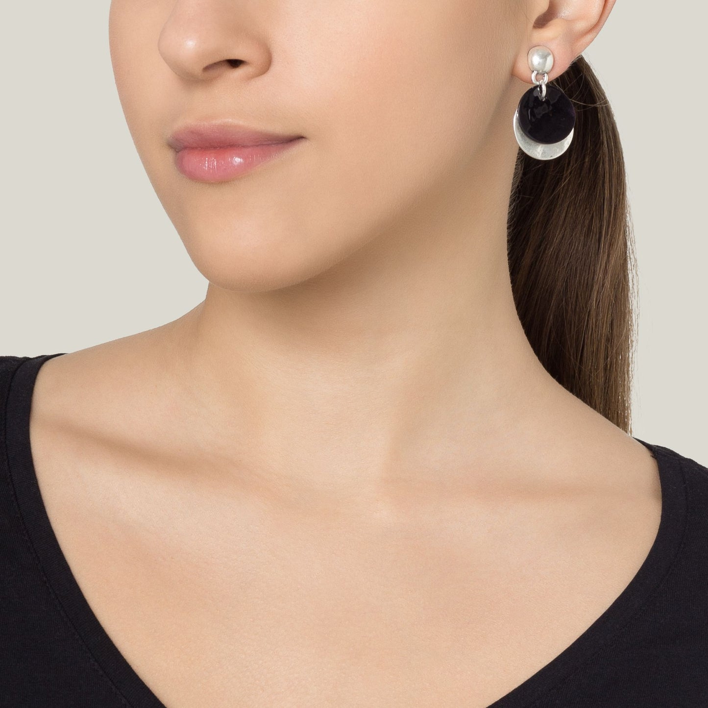 Brinco de prata com madrepérola negra e placas de prata