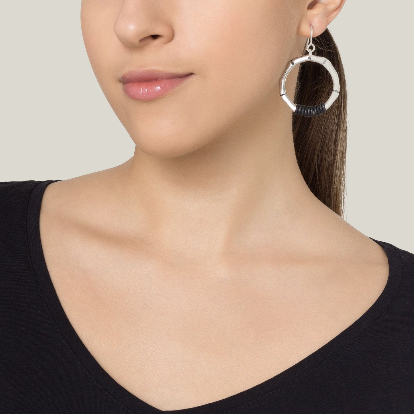 Pendiente cuero plata chapado aro cosido