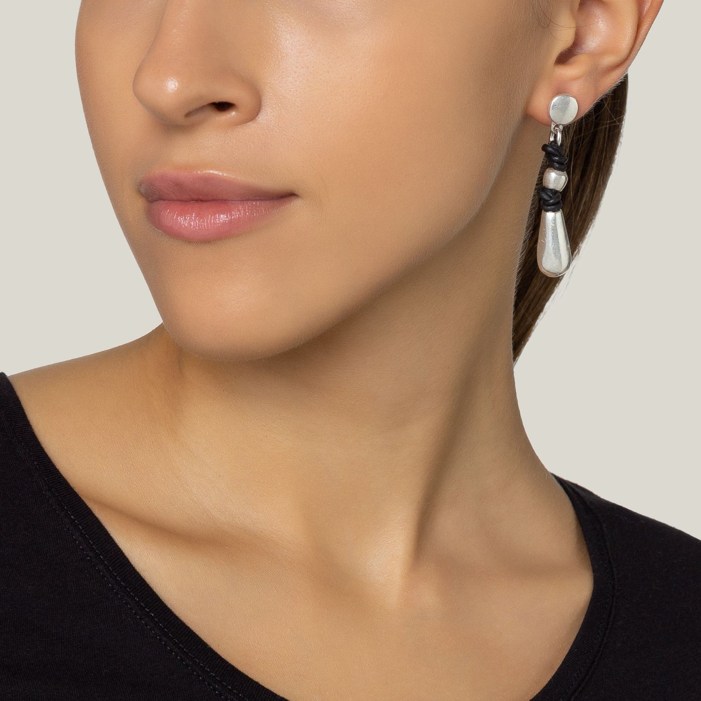 Silver plated teardrop black leather earring