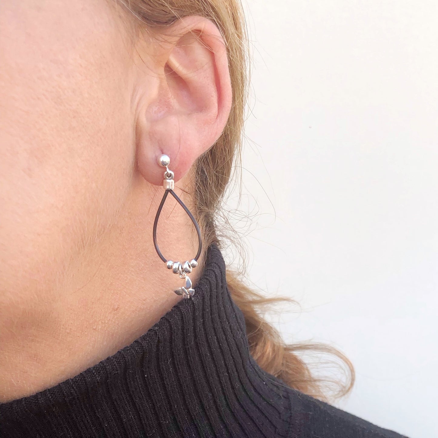 Pendiente plata y cuero plata de ley cuero mariposa