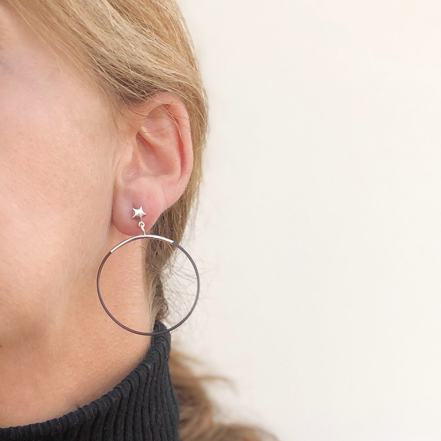 Brinco Star FU prateado e preto em prata esterlina