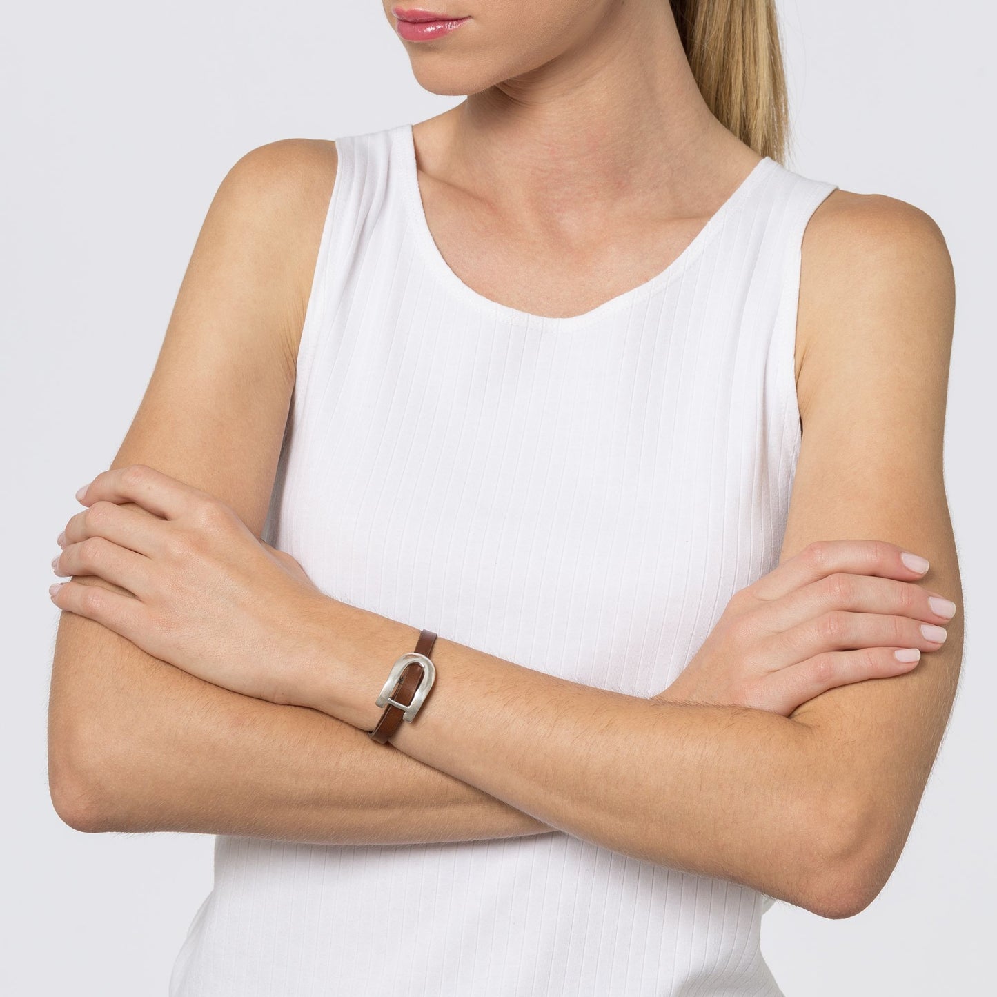 Pulsera cuero negro y plata con hebilla central