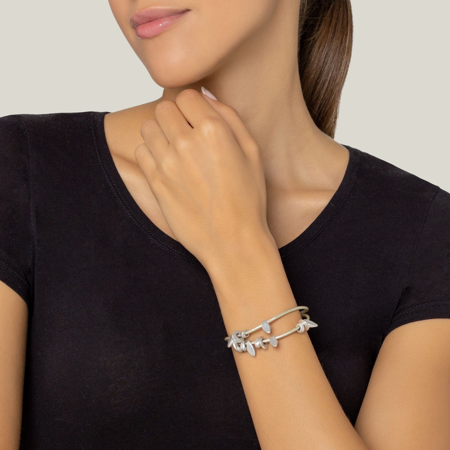 Pulseira de couro prateado e folheado a prata