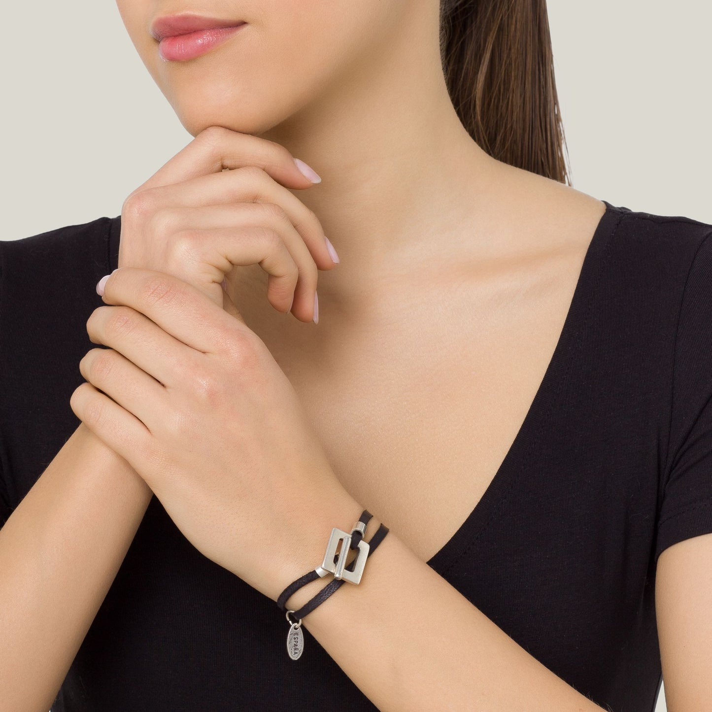 Pulseira de couro preto com fecho quadrado banhado a prata