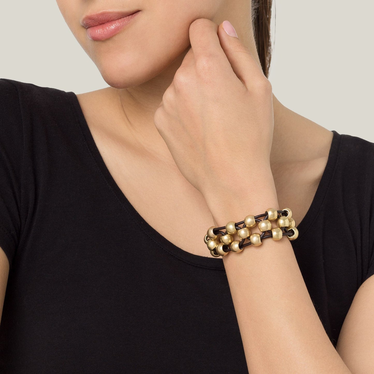 Pulseira de couro e zamak dourado com contas "Linked"