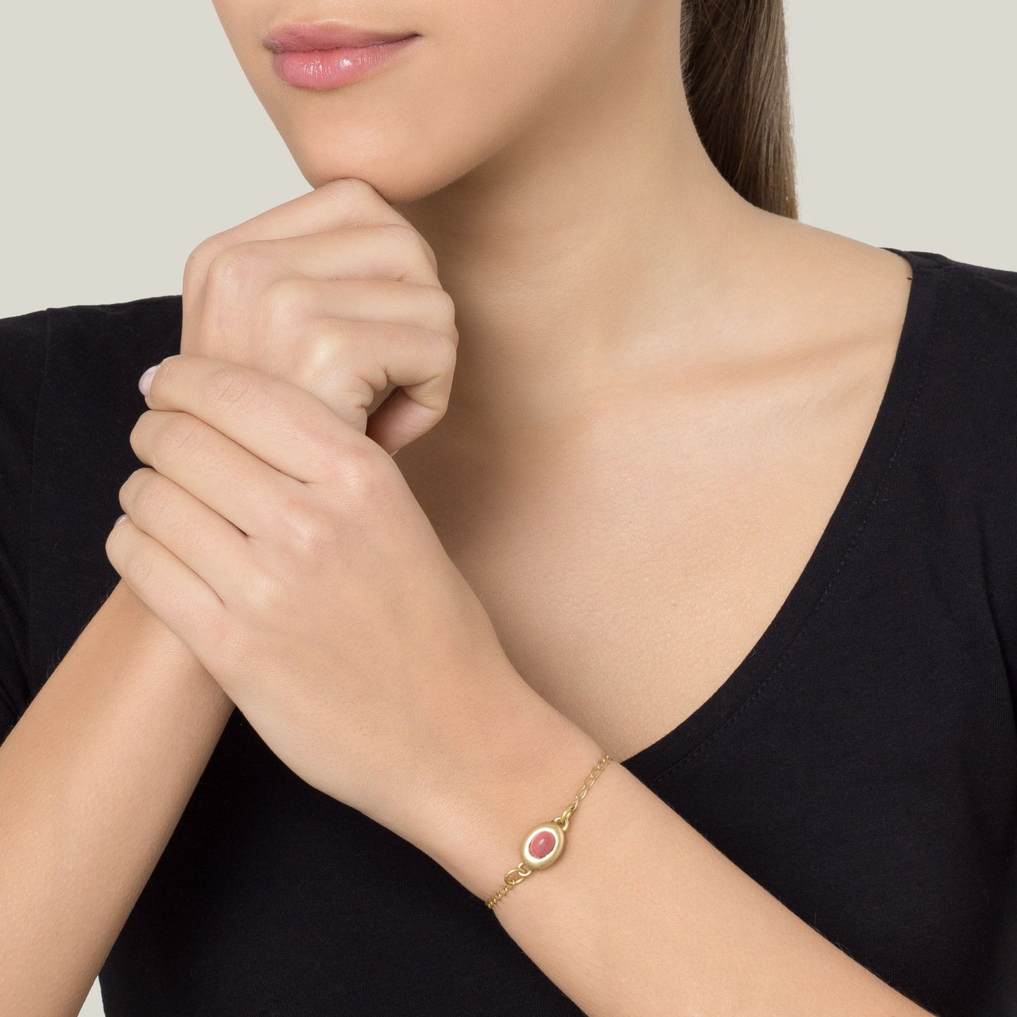 Pulseira de corrente dourada e resina bordô vermelho escuro