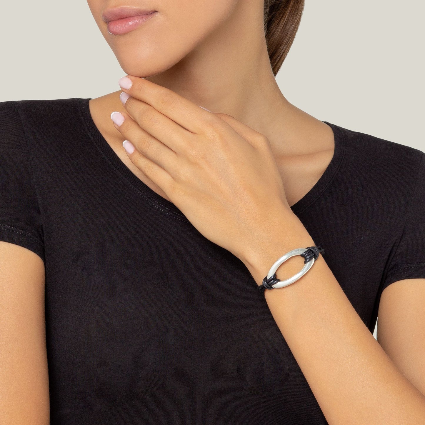 Pulseira de cordão preto e elos banhados a prata