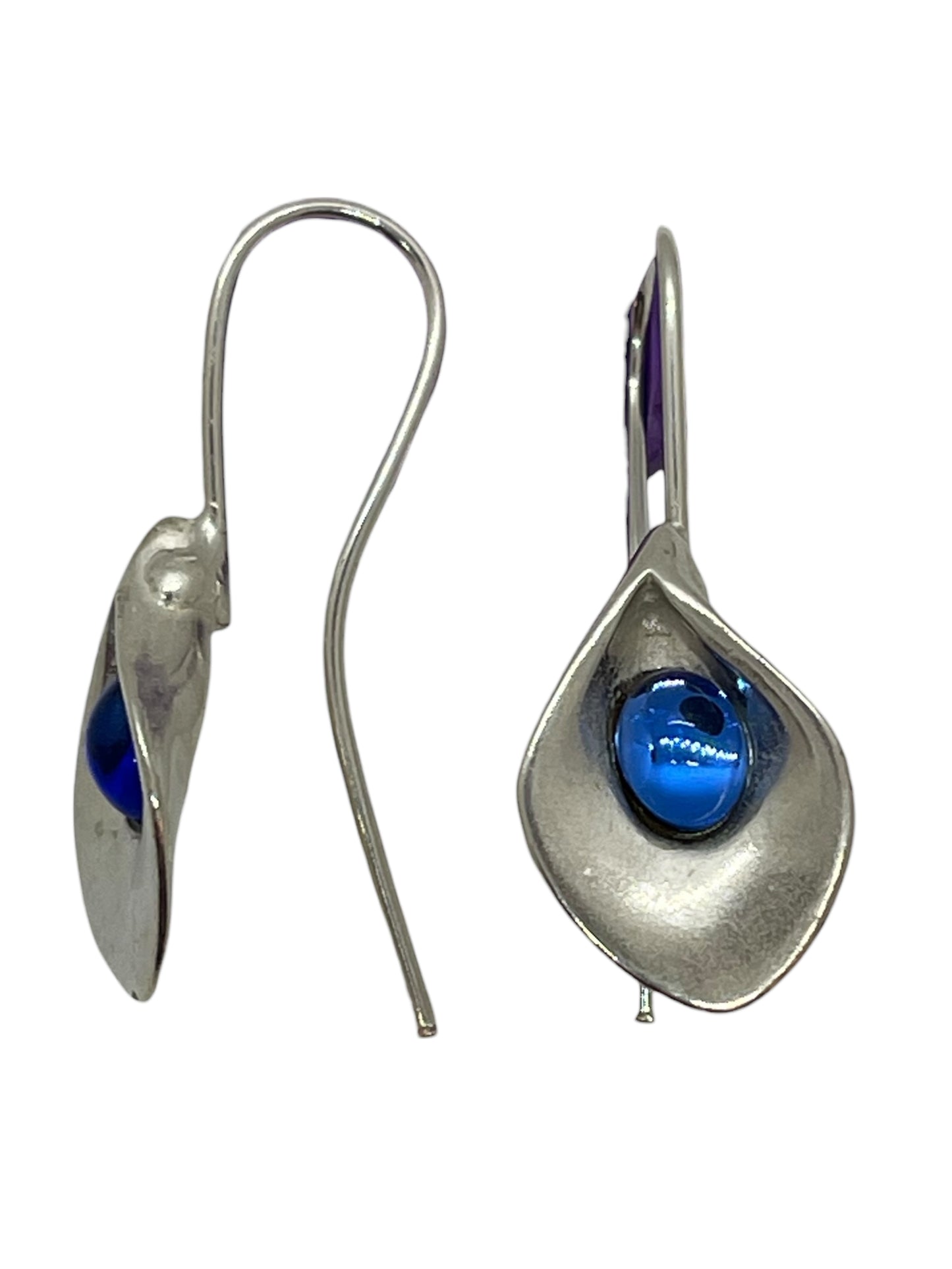 Pendiente largo de flor tipo cala y cristal azul plata 10µ
