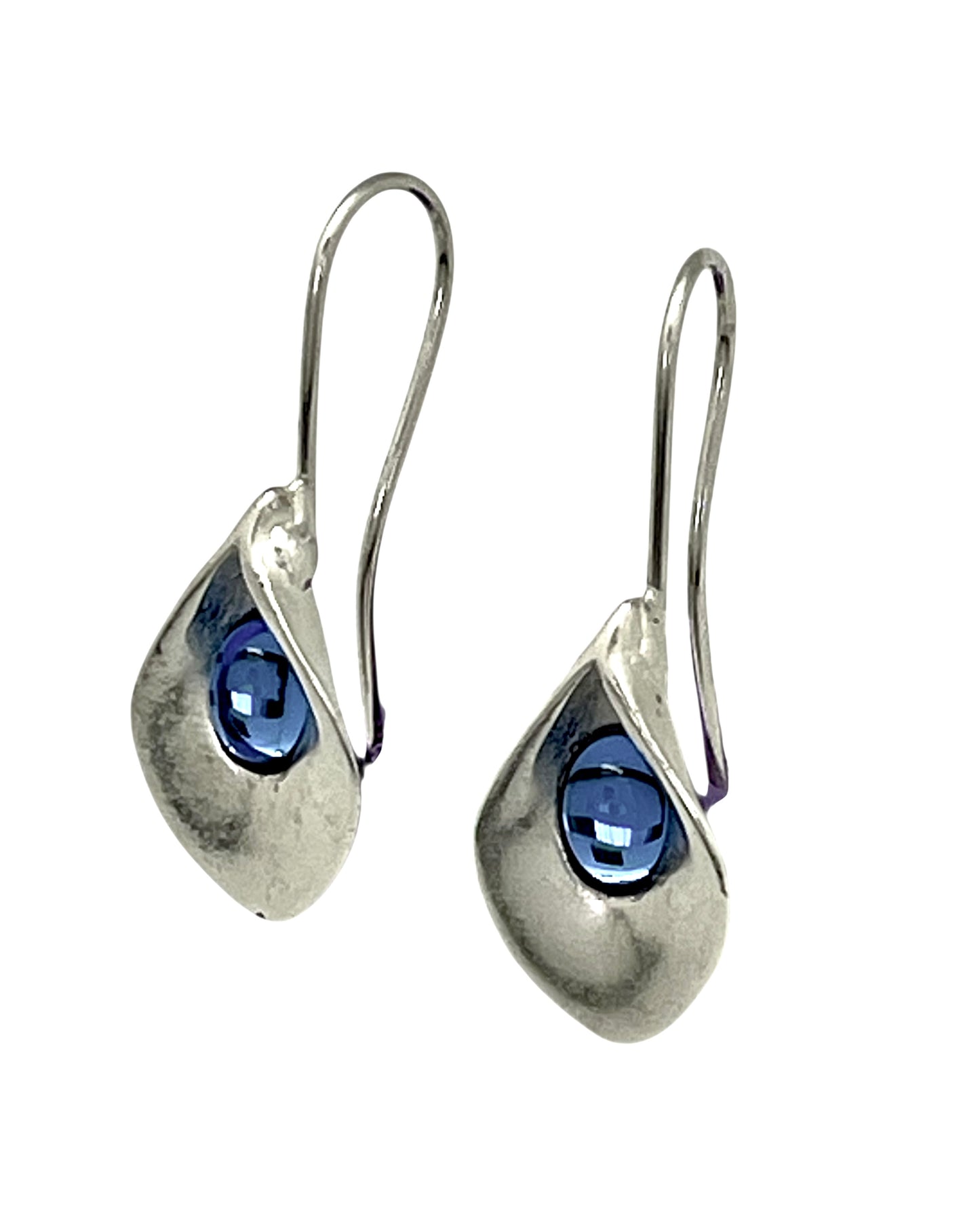 Pendiente largo de flor tipo cala y cristal azul plata 10µ