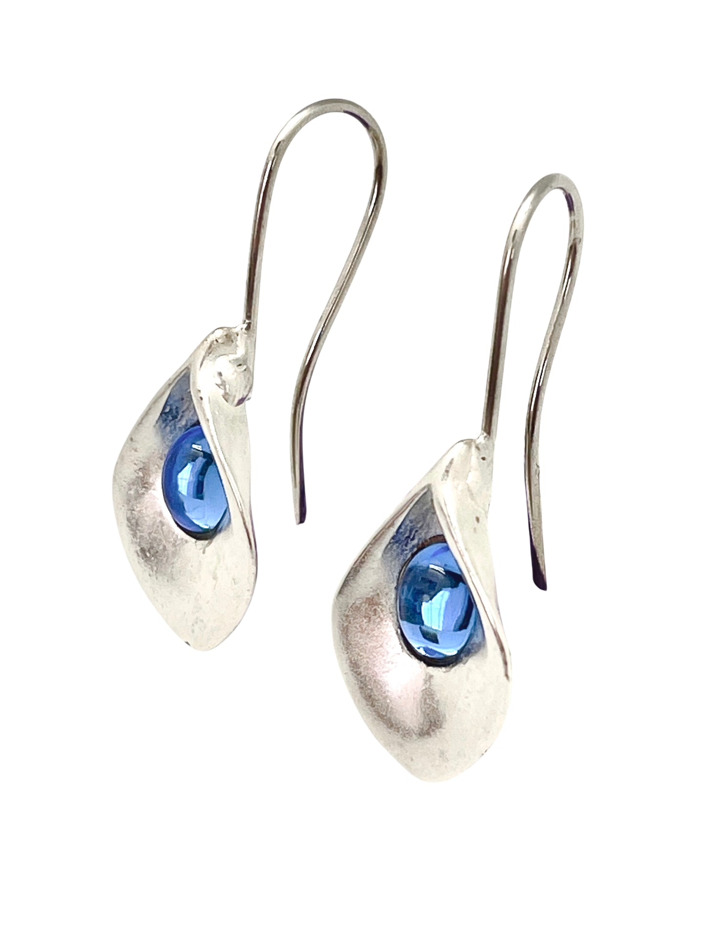 Pendiente largo de flor tipo cala y cristal azul plata 10µ