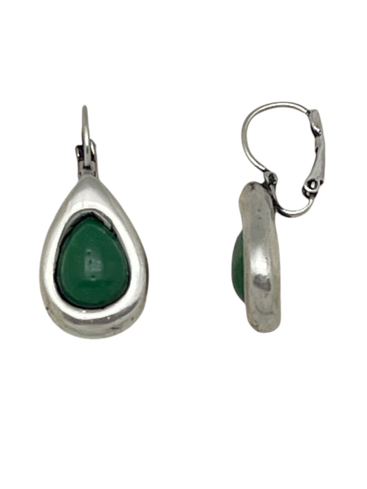 Pendiente dormilona estilo lagrima con resina verde en plata 10µ