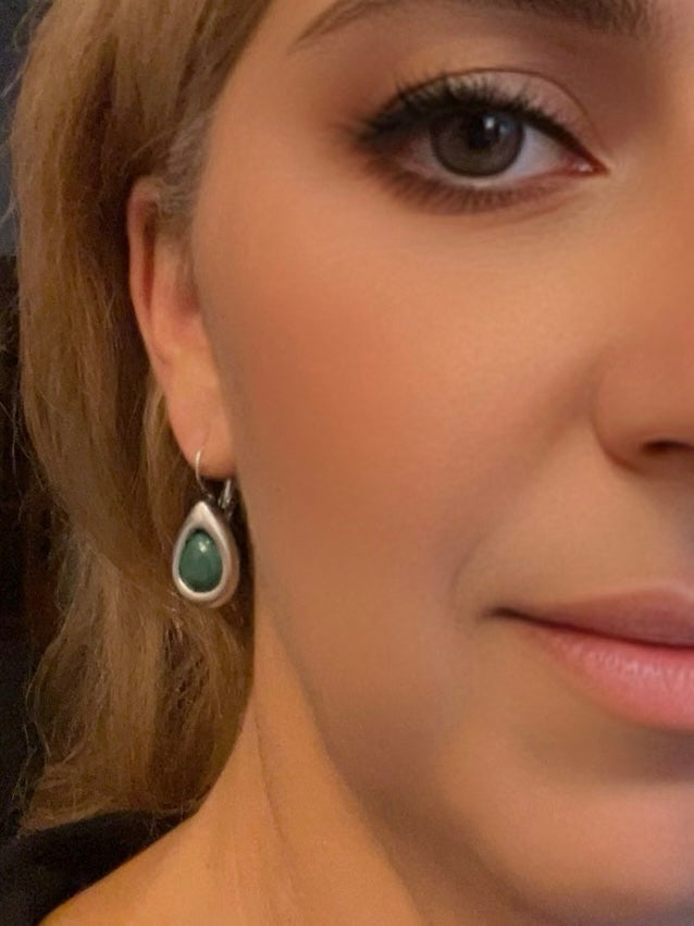 Pendiente dormilona estilo lagrima con resina verde en plata 10µ