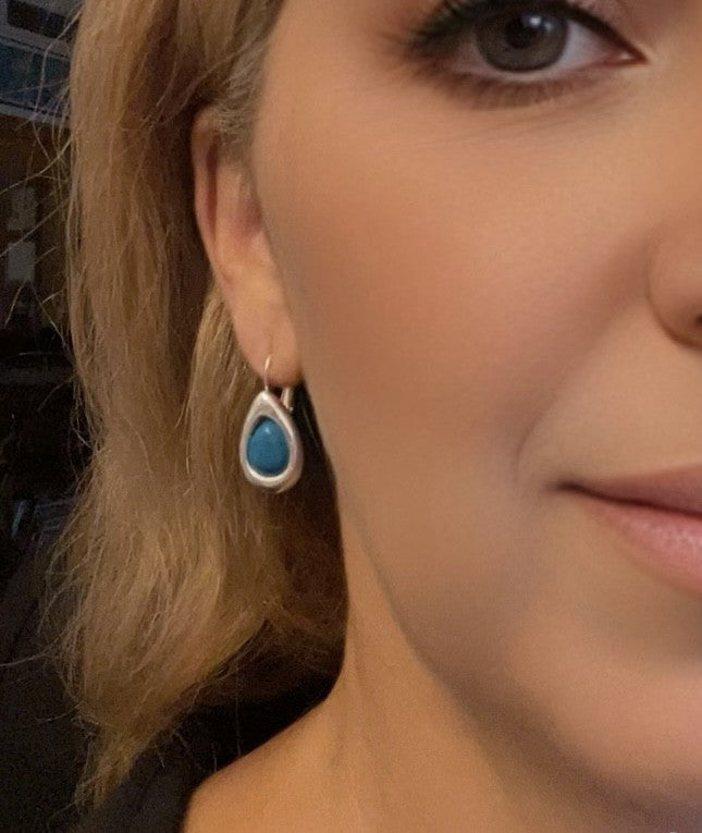 Pendiente dormilona estilo lagrima con resina azul en plata 10µ