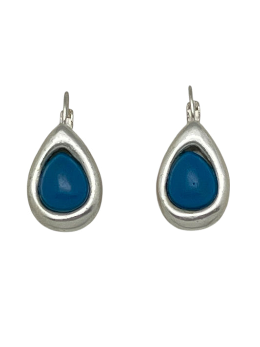 Pendiente dormilona estilo lagrima con resina azul en plata 10µ