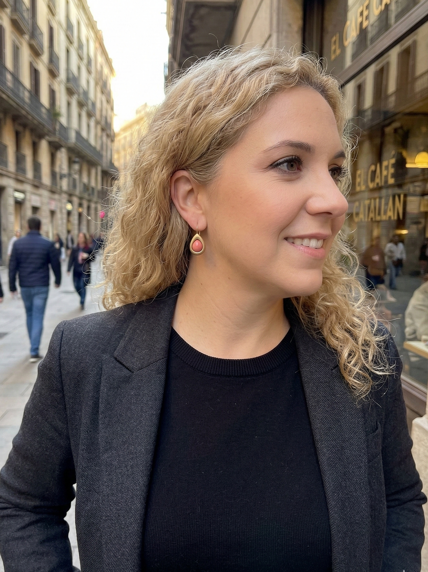 Pendiente dormilona estilo lagrima con resina burdeos en dorado