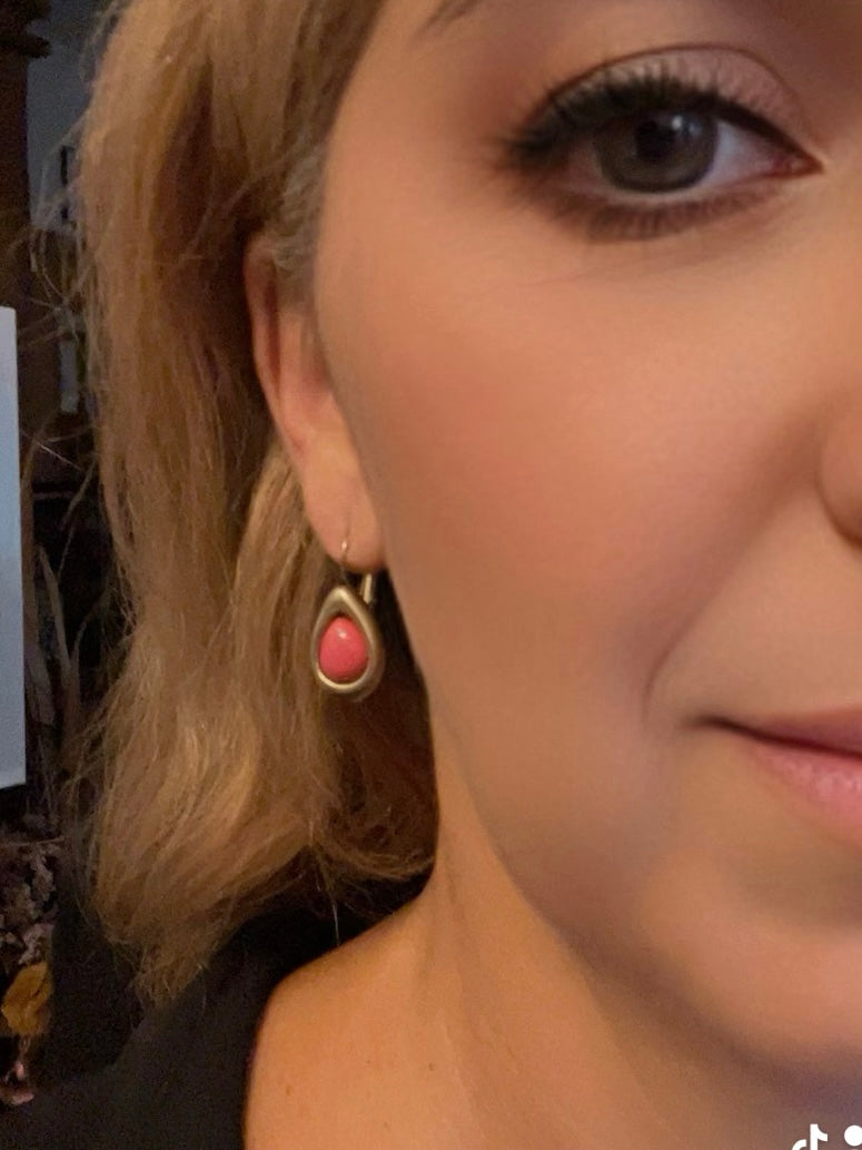 Pendiente dormilona estilo lagrima con resina burdeos en dorado