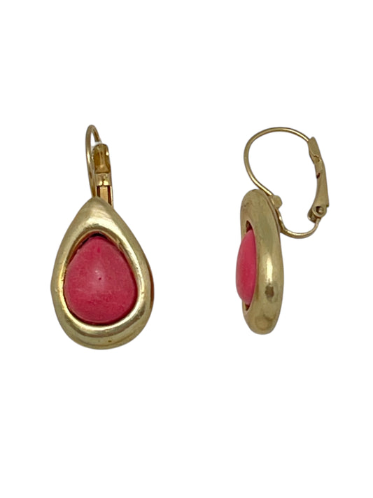 Pendiente dormilona estilo lagrima con resina burdeos en dorado