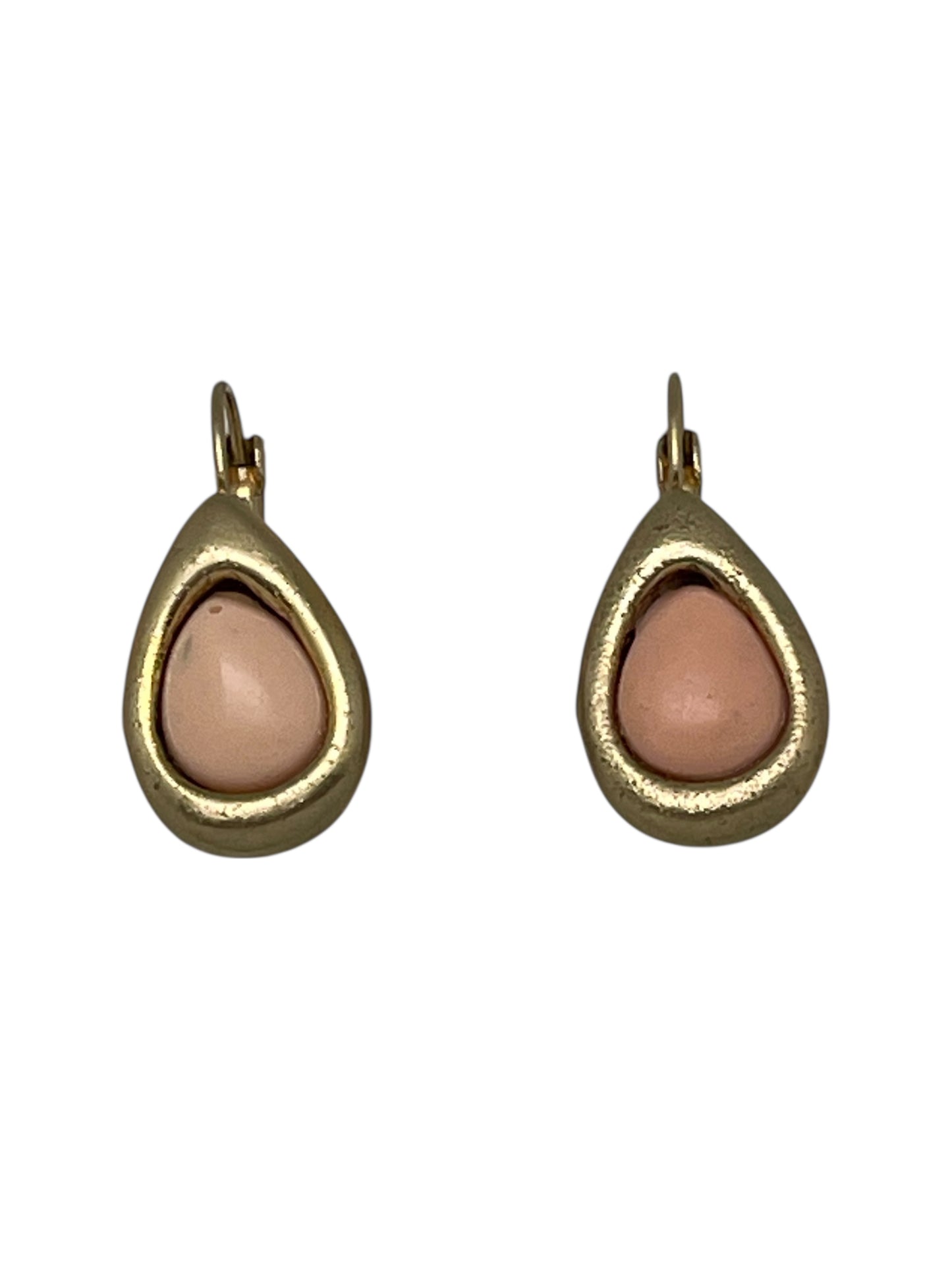 Pendiente dormilona estilo lagrima con resina rosa palo en dorado