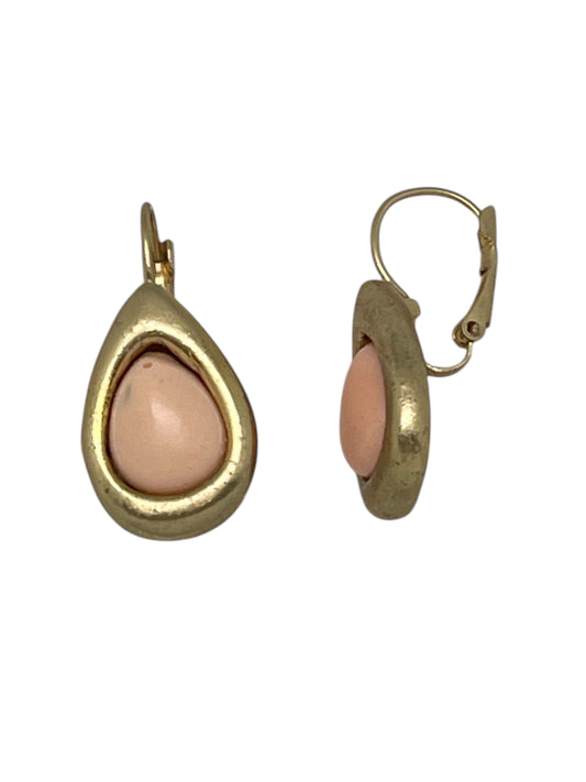 Pendiente dormilona estilo lagrima con resina rosa palo en dorado