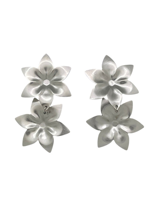 Pendiente doble flor colgante laton plata10µ o dorado