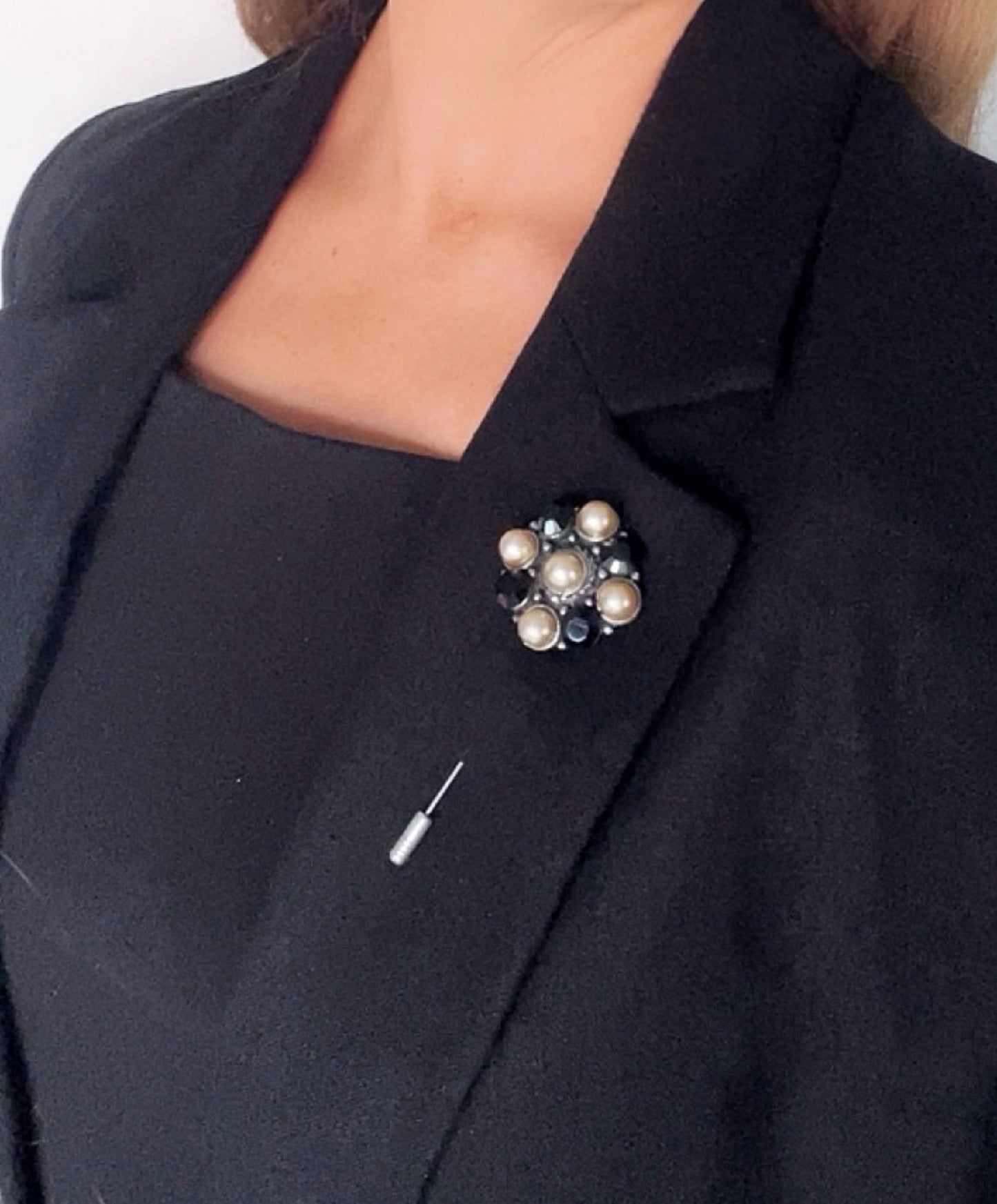 Broche - Alfiler Redondo con Perlas y Cristales Negros plata 10µ