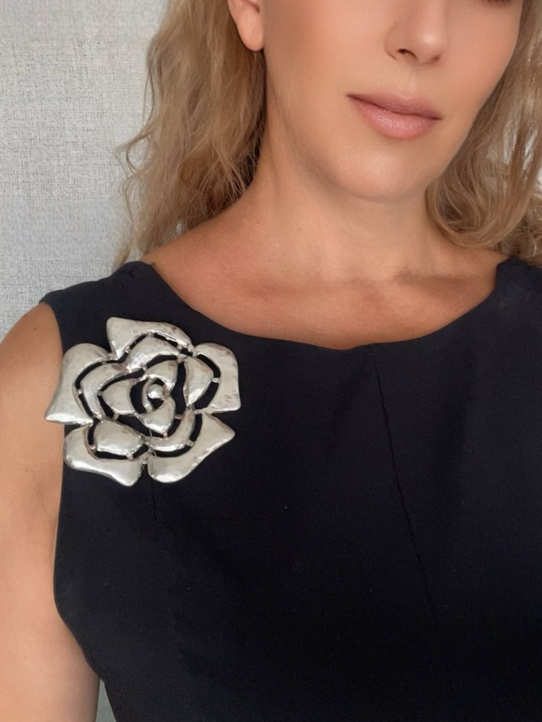 Broche Camelia en plata 10µ grande 3D